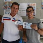 Dos abonados del Lleida, con las entradas que compraron ayer para el partido de la Copa