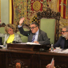 El alcalde Ros y los tenientes de alcalde Mínguez y Larrosa, votando ayer en el pleno.