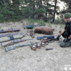 Armas y animales intervenidos a los cazadores en Montferrer. 