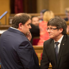 Puigdemont i Junqueras en el salón de sesiones antes de iniciar el pleno.