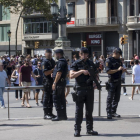 La presència policial era evident ahir a les Rambles de Barcelona.