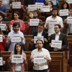 Podemos y el PDeCAT piden con carteles en el Congreso libertad para los 'presos políticos'