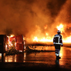 Un bomber, davant de les flames a l’exterior d’aquesta empresa situada als afores del barri de Pardinyes.
