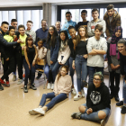 Alumnes de quart d'ESO de l'institut La Mitjana, ahir amb el fotògraf de SEGRE Òscar Mirón.