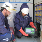 Operaris instal·lant mesuradors al maig a Torrefarrera per auditar la xarxa elèctrica.