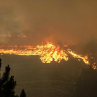 Los bomberos portugueses luchan contra las llamas en un bosque de Vale das Porcas, en el centro del país.