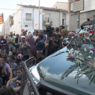Manifestants davant de l'oficina d'Unipost a Terrassa.