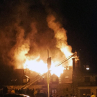 Les flames van cremar la teulada de l’hotel, en un succés que va causar expectació entre els veïns.