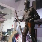 El artista trabajando en la restauración de la estatua.