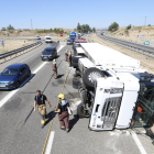 El camión volcado el lunes en la autovía en Lleida, seis horas antes de la colisión múltiple. 