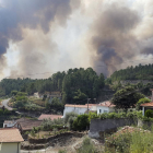 Vista del humo y las llamas cerca de las viviendas en la localidad de Cabreira, en Gois.