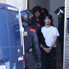 Un dels detinguts, ahir a la sortida de l’habitatge de Torre-serona que van escorcollar els Mossos.