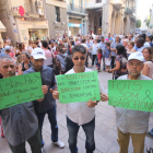 Musulmanes de Lleida concentrados el lunes en la plaza Paeria para condenar los atentados.