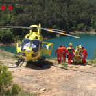 Un helicòpter del SEM evacuant un dels ferits, ahir a Navès.