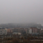 La densa niebla instalada en Lleida desde hace seis días impedía ver ayer la Seu Vella desde La Bordeta.