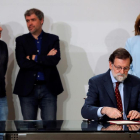 Rajoy, acompanyat per Fátima Báñez, Unai Sordo i Josep Maria Àlvarez, durant la firma de l’acord.