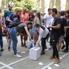 Alumnes votants simbòlicament aquest dilluns a la Universitat de Lleida.