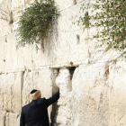 Donald Trump resa davant del Mur de les Lamentacions.
