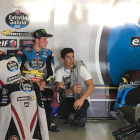 Àlex Màrquez rueda con una MotoGP bajo la atenta mirada de Marc