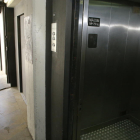 El ascensor del Canyeret tiene las puertas abiertas pero está averiado desde el pasado martes.