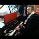 Bernat Solé, tocant el piano a l'aeroport de Brussel·les.