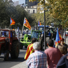 Los tractores tomaron ayer el centro de Lleida en defensa del derecho a decidir y las instituciones catalanas. 