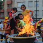 Famílies ahir celebrant la nit de Sant Joan a la foguera del Turó de la Seu Vella.