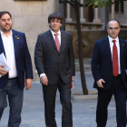 El presidente, Carles Puigdemont; con el vicepresidente, Oriol Junqueras, y el conseller Jordi Turull.