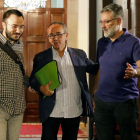 Els diputats de la CUP Albert Botran i Carles Riera, al costat del portaveu de CSQRP, Joan Coscubiela (centre), a la seua arribada a la junta de portaveus del Parlament, dilluns.