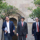 Carles Puigdemont, Oriol Junqueras y Jordi Turull, a su llegada ayer a la reunión semanal del Govern.