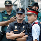 Representantes de los Cuerpos y fuerzas de seguridad del estado, hacen guardia en el exterior del edificio de la Delegación del Gobierno en Cataluña, durante la reunión de coordinación de los cuerpos de seguridad sobre el 1-O
