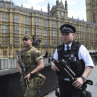 Imatge d’un soldat britànic i un policia patrullant pels voltants del Parlament de Londres.