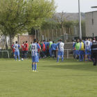 Jugadors del Blocs Joan Carles, al fons, van envoltar el col·legiat diumenge a Artesa de Lleida.