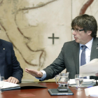 El president de la Generalitat, Carles Puigdemont, i el vicepresident, Oriol Junqueras, aquest dimarts durant la reunió setmanal del Govern.