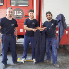 Los bomberos muestran pantalones que tienen rotos y los que se han tenido que comprar. 