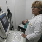 Imatge d’arxiu d’una infermera realitzant una ecografia de la caròtide en un CAP de Lleida.