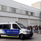Agents de la Urbana de Barcelona custodien el magatzem on es troben urnes de l'Estat