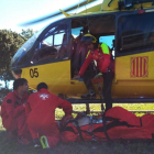 El helicóptero de los GRAE rescató al herido, que se hallaba en un lugar de difícil acceso.