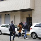Mossos i advocats entrant ahir al portal de l’edifici de Balàfia en què es va escorcollar un pis.