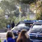 Policías montan guardia cerca de la Embajada ucraniana.