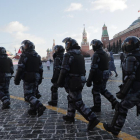 Policía se preparan para las protestas en la plaza Roja de Moscú.
