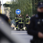 Membres de la Policia Nacional i els Bombers desplegats en les proximitats de l'Ambaixada d'Ucraïna a Madrid aquest dimecres després que un empleat resultés ferit lleu després de l'explosió d'un artefacte a la seu de la legació diplomàtica ucraïnesa.