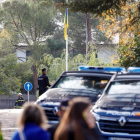Membres de la Policia Nacional munten un cordó de seguretat a les proximitats de l'Ambaixada d'Ucraïna a Madrid