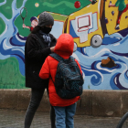 Un niño a punto de entrar en una escuela.