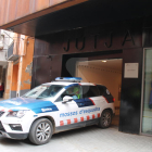 Un cotxe dels Mossos d'Esquadra, que duu la parella detinguda per la mort del seu nadó, entrant a l'ascensor dels jutjats de Balaguer