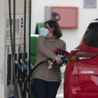 Una dona omplint el dipòsit del seu vehicle ahir en una gasolinera.
