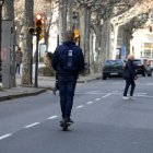 Un noi en patinet pel mig dels carrils per a vehicles de Rambla Ferran, sense casc.