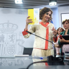 La ministra de Hacienda y Función Pública, María Jesús Montero, sostiene el libro de los Presupuestos Generales del Estado 2023 tras una rueda de prensa posterior al Consejo de Ministros.