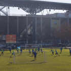 Los jugadores del Lleida ayer por la mañana entrenando en el Annex con el Camp d’Esports al fondo.
