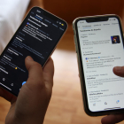 Dos dispositius mòbils mostrant les tendències de Twitter